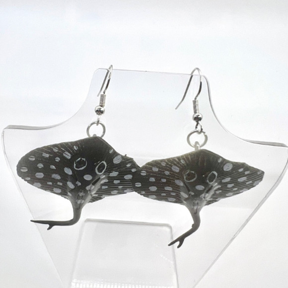 Stingray Earrings - Ocean Animal Earrings - Beach Earrings - Teacher Earrings - Picture 4 of 9